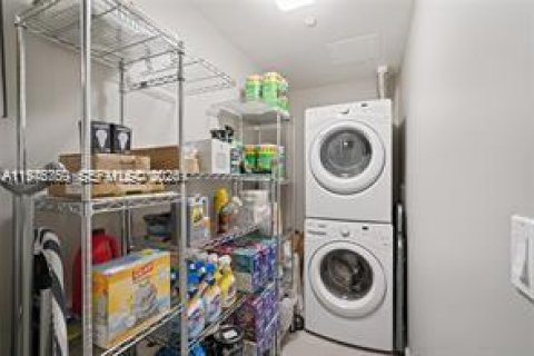 Condo in Miami, Florida, 2 bedrooms  № 2040669 - photo 27