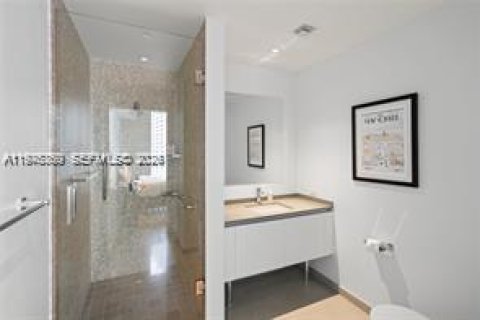 Condo in Miami, Florida, 2 bedrooms  № 2040669 - photo 15