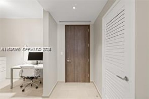 Condo in Miami, Florida, 2 bedrooms  № 2040669 - photo 23