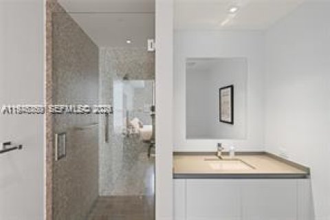 Condo in Miami, Florida, 2 bedrooms  № 2040669 - photo 14