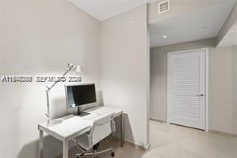 Condo in Miami, Florida, 2 bedrooms  № 2040669 - photo 24