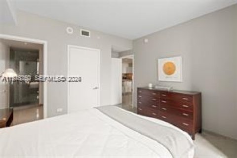 Condo in Miami, Florida, 2 bedrooms  № 2040669 - photo 16