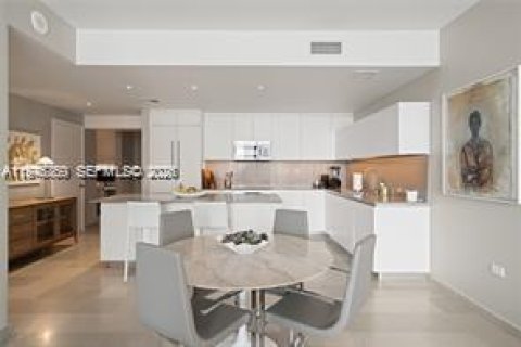 Condo in Miami, Florida, 2 bedrooms  № 2040669 - photo 5