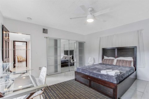 Villa ou maison à vendre à North Miami, Floride: 12 chambres, 674.38 m2 № 1934102 - photo 25