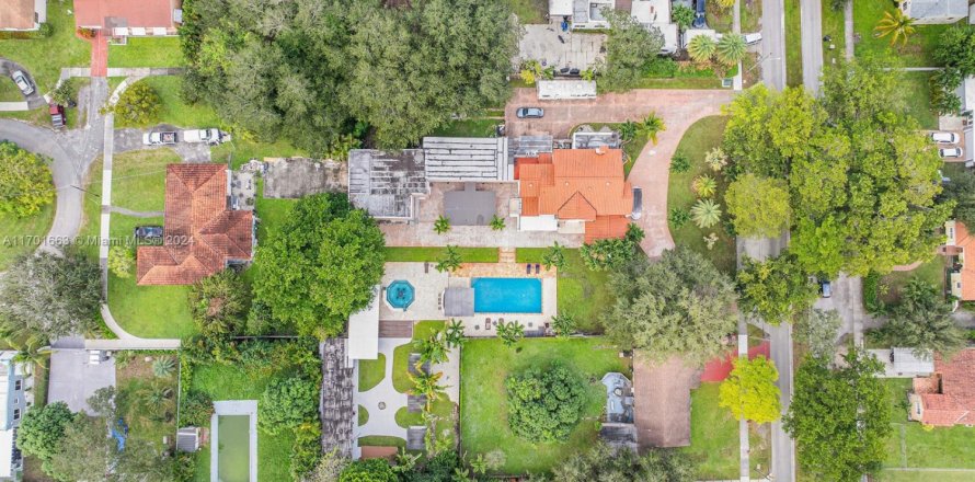 Villa ou maison à North Miami, Floride 12 chambres, 674.38 m2 № 1934102