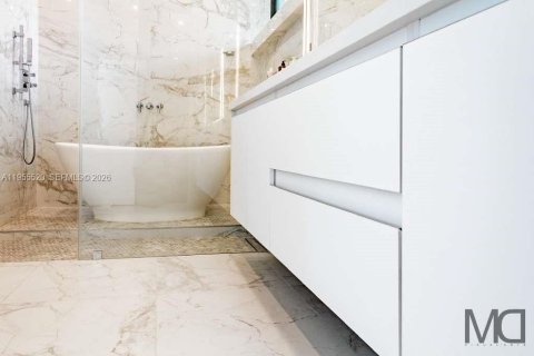 Casa en alquiler en Miami, Florida, 6 dormitorios, 381.18 m2 № 2010669 - foto 23