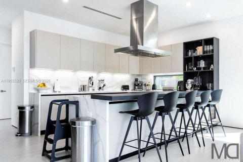 Casa en alquiler en Miami, Florida, 6 dormitorios, 381.18 m2 № 2010669 - foto 18