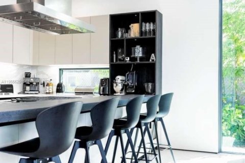 Casa en alquiler en Miami, Florida, 6 dormitorios, 381.18 m2 № 2010669 - foto 16