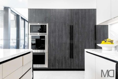 Casa en alquiler en Miami, Florida, 6 dormitorios, 381.18 m2 № 2010669 - foto 14