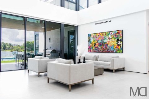 Casa en alquiler en Miami, Florida, 6 dormitorios, 381.18 m2 № 2010669 - foto 10