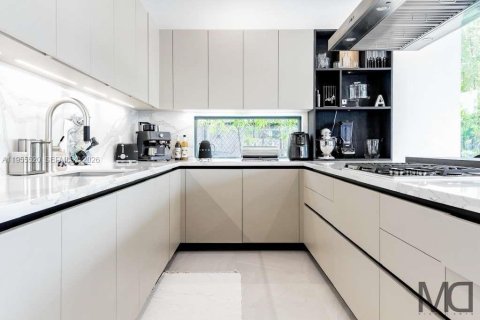 Casa en alquiler en Miami, Florida, 6 dormitorios, 381.18 m2 № 2010669 - foto 15