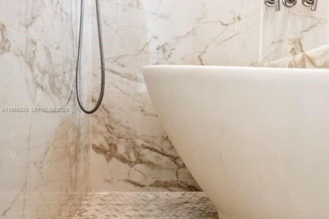 Casa en alquiler en Miami, Florida, 6 dormitorios, 381.18 m2 № 2010669 - foto 25