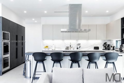 Casa en alquiler en Miami, Florida, 6 dormitorios, 381.18 m2 № 2010669 - foto 17