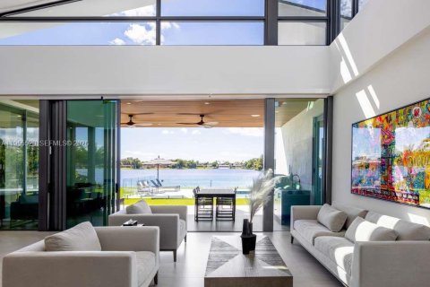 Casa en alquiler en Miami, Florida, 6 dormitorios, 381.18 m2 № 2010669 - foto 7