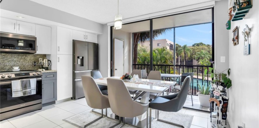 Condominio en Miami, Florida, 3 dormitorios  № 1956369