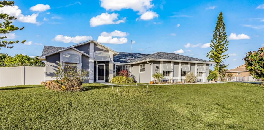 Villa ou maison à Cape Coral, Floride 3 chambres, 208.29 m2 № 2004971