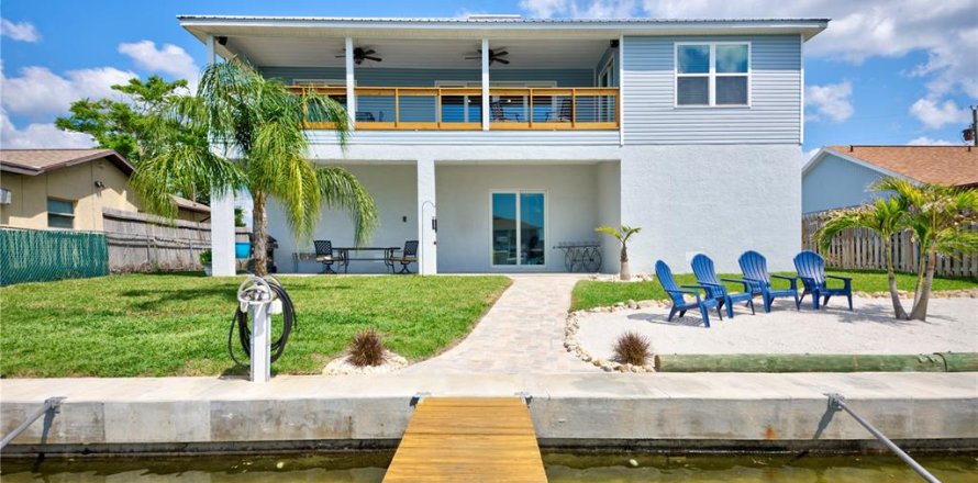 House in Hernando Beach, Florida 3 bedrooms, 156.63 sq.m. № 1773732