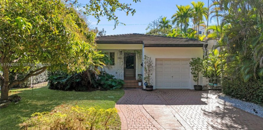 Villa ou maison à Coral Gables, Floride 3 chambres, 124.95 m2 № 1999180