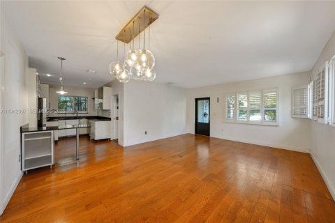 Villa ou maison à vendre à Coral Gables, Floride: 3 chambres, 124.95 m2 № 1999180 - photo 4