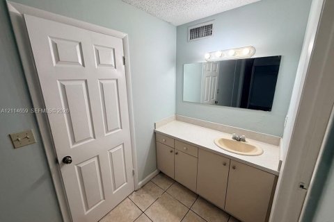 Copropriété à louer à Miami, Floride: 2 chambres, 74.32 m2 № 2435860 - photo 4