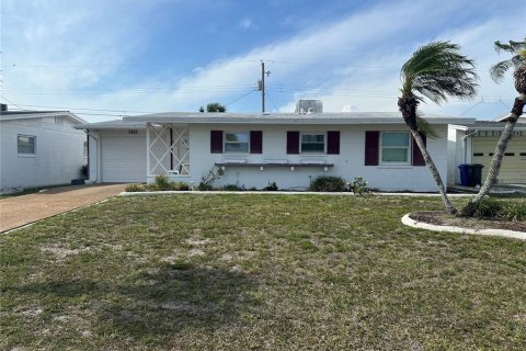 House in Sun City Center, Florida 2 bedrooms, 152.73 sq.m. № 1812427 - photo 1