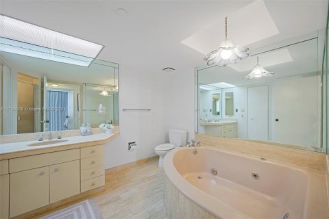 Condo in Aventura, Florida, 1 bedroom  № 1604360 - photo 13