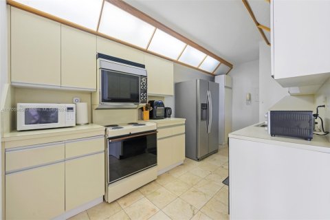 Condo in Aventura, Florida, 1 bedroom  № 1604360 - photo 10