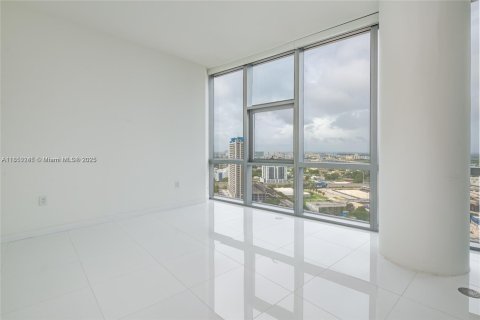 Condominio en alquiler en Miami, Florida, 1 dormitorio, 94.57 m2 № 1960638 - foto 21