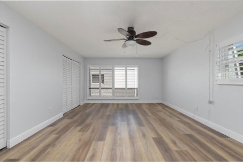 Townhouse in Treasure Island, Florida 3 bedrooms, 134.24 sq.m. № 2380679 - photo 15