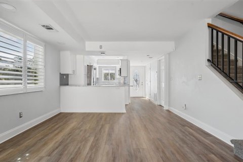 Townhouse in Treasure Island, Florida 3 bedrooms, 134.24 sq.m. № 2380679 - photo 9