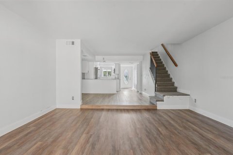 Townhouse in Treasure Island, Florida 3 bedrooms, 134.24 sq.m. № 2380679 - photo 11