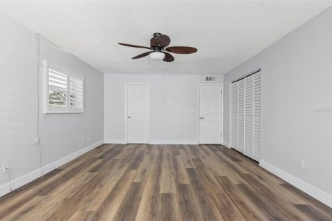 Townhouse in Treasure Island, Florida 3 bedrooms, 134.24 sq.m. № 2380679 - photo 16