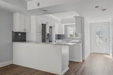 Townhouse in Treasure Island, Florida 3 bedrooms, 134.24 sq.m. № 2380679 - photo 4