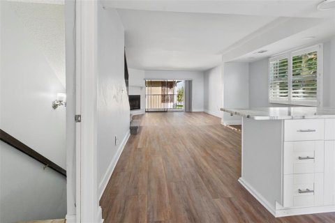 Townhouse in Treasure Island, Florida 3 bedrooms, 134.24 sq.m. № 2380679 - photo 3