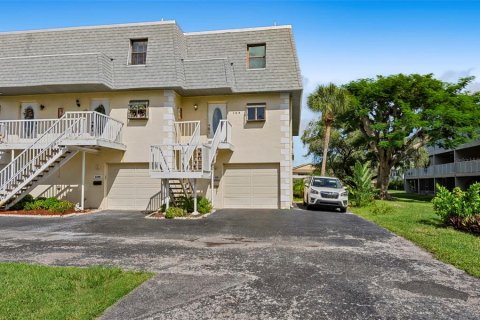 Townhouse in Treasure Island, Florida 3 bedrooms, 134.24 sq.m. № 2380679
