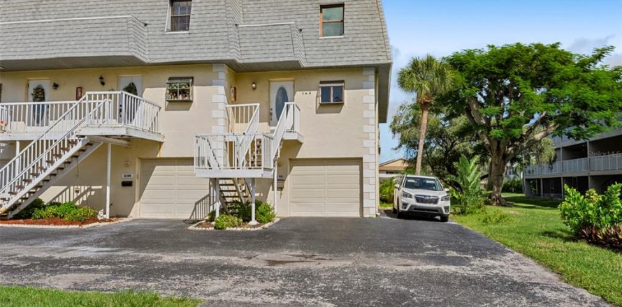 Townhouse in Treasure Island, Florida 3 bedrooms, 134.24 sq.m. № 2380679