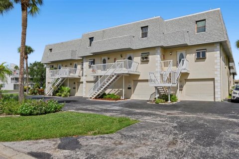 Townhouse in Treasure Island, Florida 3 bedrooms, 134.24 sq.m. № 2380679 - photo 2