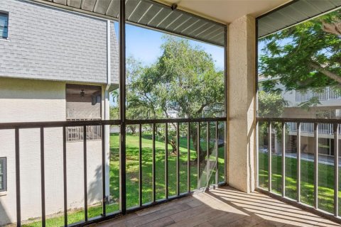 Townhouse in Treasure Island, Florida 3 bedrooms, 134.24 sq.m. № 2380679 - photo 13
