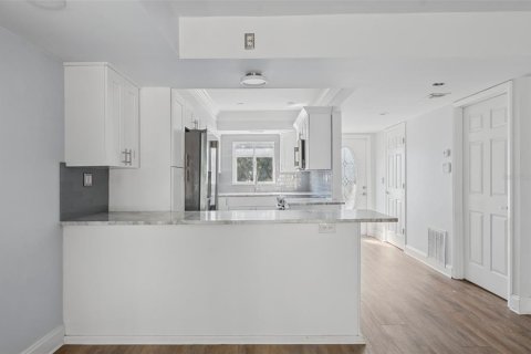 Townhouse in Treasure Island, Florida 3 bedrooms, 134.24 sq.m. № 2380679 - photo 8