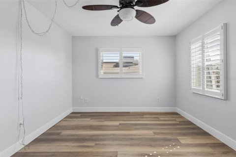 Townhouse in Treasure Island, Florida 3 bedrooms, 134.24 sq.m. № 2380679 - photo 19
