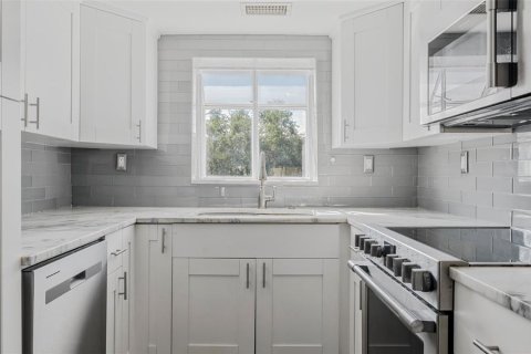 Townhouse in Treasure Island, Florida 3 bedrooms, 134.24 sq.m. № 2380679 - photo 5