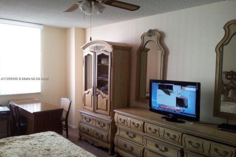 Condo in Sunny Isles Beach, Florida, 1 bedroom  № 1699990 - photo 17