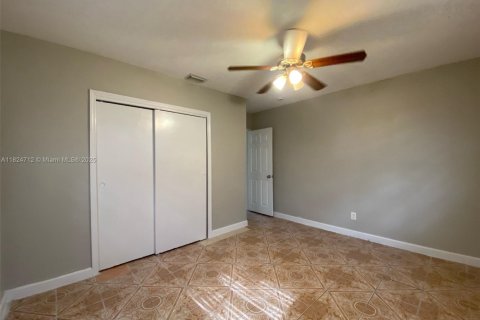 Casa en venta en Miami Gardens, Florida, 4 dormitorios, 133.87 m2 № 1790520 - foto 11