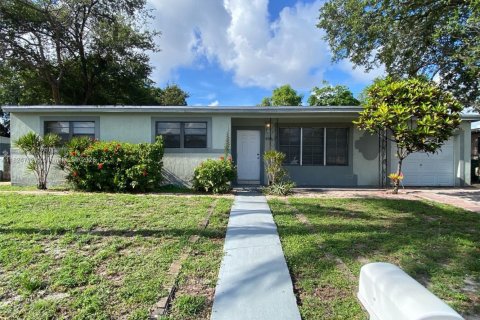 Casa en venta en Miami Gardens, Florida, 4 dormitorios, 133.87 m2 № 1790520 - foto 1