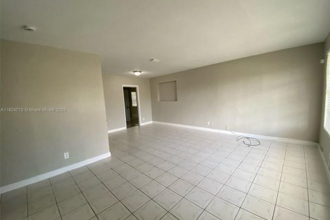 Casa en venta en Miami Gardens, Florida, 4 dormitorios, 133.87 m2 № 1790520 - foto 2