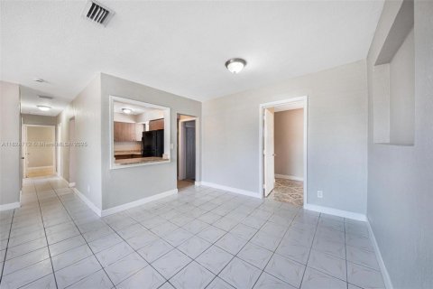 Casa en venta en Miami Gardens, Florida, 4 dormitorios, 133.87 m2 № 1790520 - foto 23