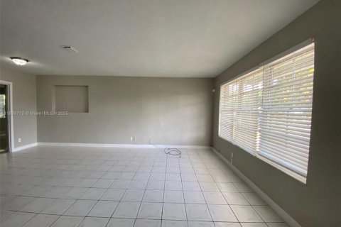 Casa en venta en Miami Gardens, Florida, 4 dormitorios, 133.87 m2 № 1790520 - foto 17