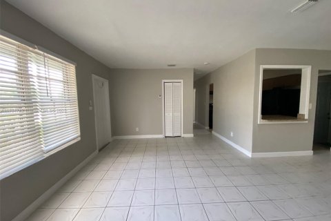 Casa en venta en Miami Gardens, Florida, 4 dormitorios, 133.87 m2 № 1790520 - foto 18