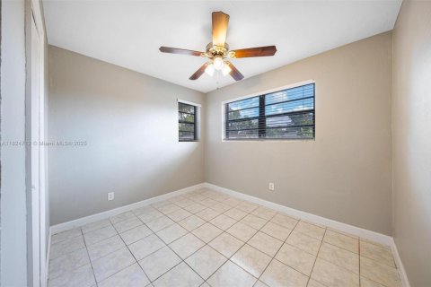 Casa en venta en Miami Gardens, Florida, 4 dormitorios, 133.87 m2 № 1790520 - foto 30