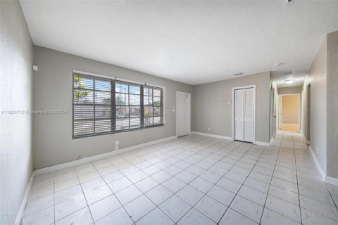 Casa en venta en Miami Gardens, Florida, 4 dormitorios, 133.87 m2 № 1790520 - foto 22